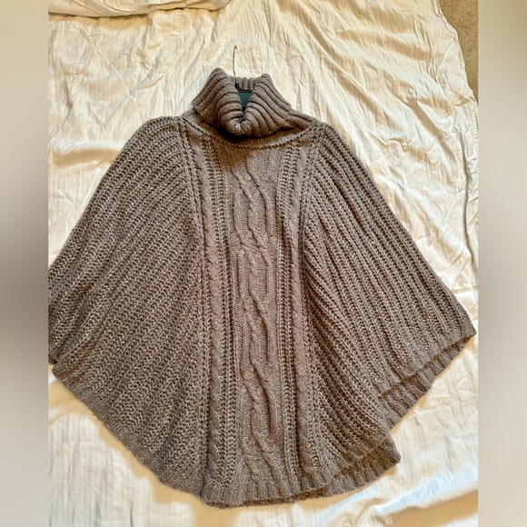 Thick soft grey poncho - Picture 3 of 5
